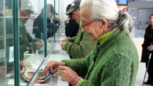 Revisa con tu RUT si tienes pagos pendientes de la PGU.