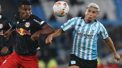 Maxi Salas lucha un balón en el duelo de Racing frente a Red Bull Bragantino por la Copa Sudamericana.