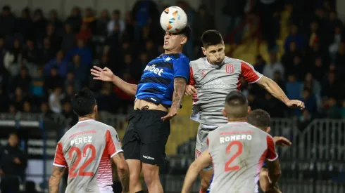 Los jugadores de Huachipato y Estudiantes de La Plata disputan el balón en el aire.