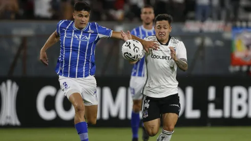 Thomas Galdames corre directo hacia Europa. En la imagen lucha una pelota con Cristián Zavala.