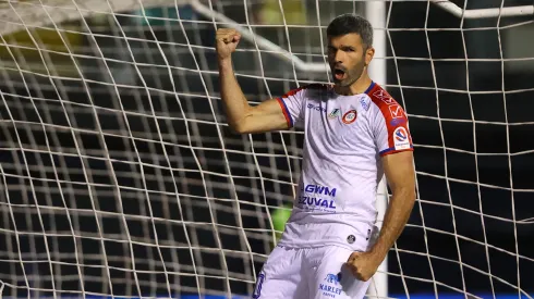 Emmanuel Gigliotti festeja el tanto de Unión La Calera.