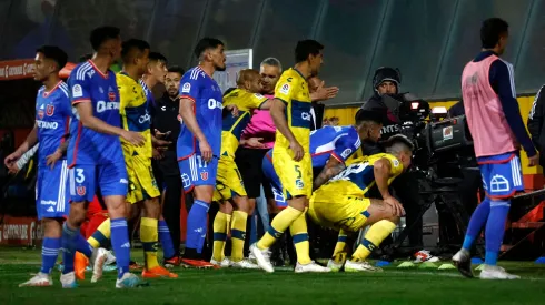 Los jugadores de Everton y Universidad de Chile observan las imágenes del VAR en el último enfrentamiento.