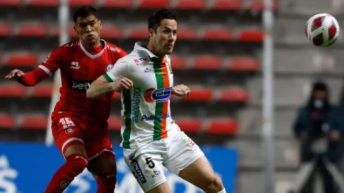 Los jugadores de Cobresal y Unión La Calera pelean por el balón.