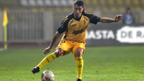 Luciano Cabral se acerca a Colo Colo.