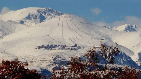 Santiago despejado después de dos días de lluvia. Se logra ver hasta los centros de ski La Parva (junio 2022)