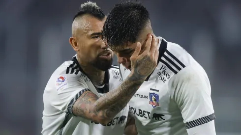 Arturo Vidal consuela a Damián Pizarro.