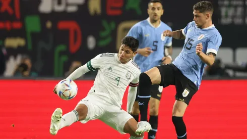 Edson Álvarez y Federico Valverde disputan el balón en el último partido entre México y Uruguay.