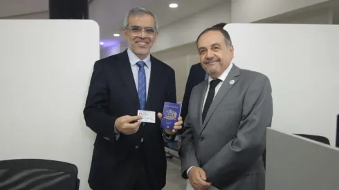 El ministro de Justicia y DD.HH., Luis Cordero y el director nacional del Registro Civil, Omar Morales, presentan el nuevo carnet y pasaporte.