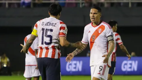 Gustavo Gómez y Paolo Guerrero discuten en el último partido entre Perú y Paraguay.