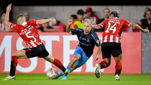 LA PLATA, ARGENTINA - APRIL 23: Jefferson Soteldo of Gremio dribbles the ball against Santiago Ascacibar (L) and Eros Mancuso (R) of Estudiantes during a Copa CONMEBOL Libertadores 2024 Group C match between Estudiantes and Gremio at Jorge Luis Hirschi Stadium on April 23, 2024 in La Plata, Argentina. (Photo by Marcelo Endelli/Getty Images)