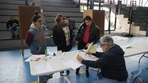 Valparaiso, 8 de junio de 2024<br />
Vocales de mesa se capacitan en el local de votacion de la Scuola Italiana de Valparaiso en visperas de las elecciones primarias.<br />
Raul Zamora/Aton Chile