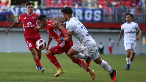 Felipe Loyola intenta frenar a Bayron Oyarzo.