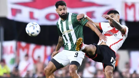 Milton Giménez aguanta la marca de Paulo Díaz.