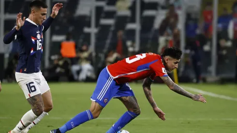 Matías Rojas marca con fuerza a Erick Pulgar.
