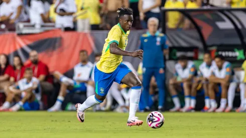 Vinícius Junior domina el balón en el último encuentro de Brasil ante México.