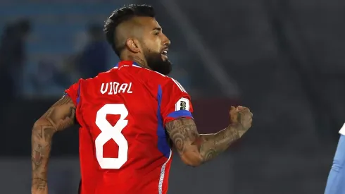Arturo Vidal siguió con un hincha más el partido de Chile ante Paraguay.