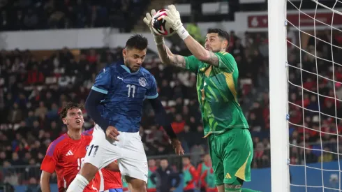 Gabriel Arias ingresó de urgencia y debutó como arquero de Chile en el Estadio Nacional.