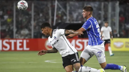 Tomás Badaloni lucha con Alan Saldivia en la Copa Libertadores 2024.