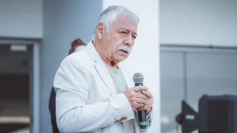 Carlos Caszely presentó el libro inesperado en su esposa