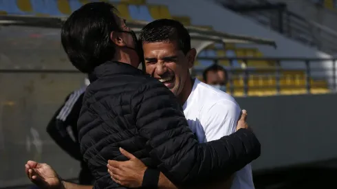 Barroso abrazado con Gustavo Quinteros cuando el Almirante ya se había ido de Colo Colo.