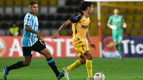 Luciano Cabral en acción ante Racing Club por la Copa Sudamericana.