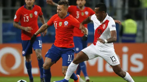 Renato Tapia marca a Eduardo Vargas. El peruano no estará en la Copa América.