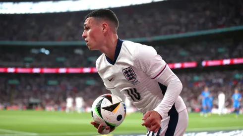 Phil Foden con el balón en el último partido de Inglaterra antes de la Eurocopa 2024.