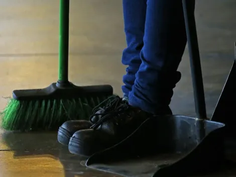 Trabajo de auxiliar de aseo con sueldo de $700 mil