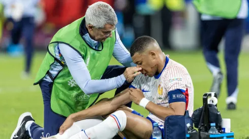 Mbappé tuvo que ser atendido en cancha y será operado por su nariz