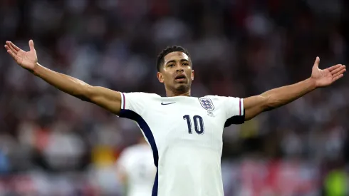 Jude Bellingham y su clásico festejo de gol ante Serbia.