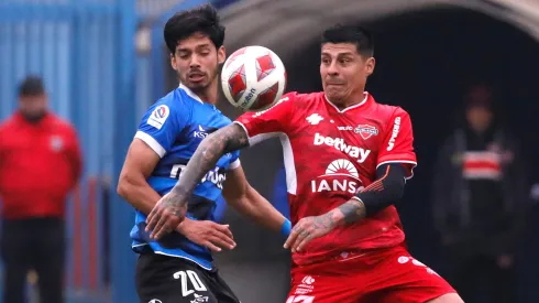 Jimmy Martínez y Patricio Rubio pelean por el balón en el último enfrentamiento entre Huachipato y Ñublense.
