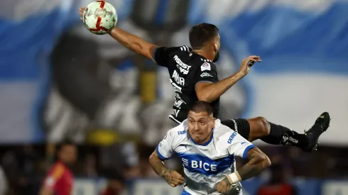Emiliano Amor disputa el balón con Nicolás Castillo.