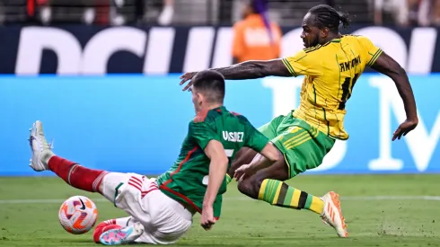 Johan Vásquez intenta bloquear el remate de Michail Antonio en el último partido entre México y Jamaica.