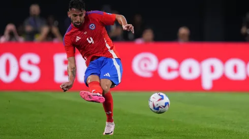 Mauricio Isla en acción ante Perú.