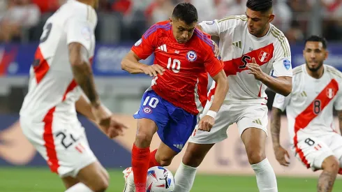 Alexis Sánchez evita pescar las críticas y motiva a Chile a su manera.