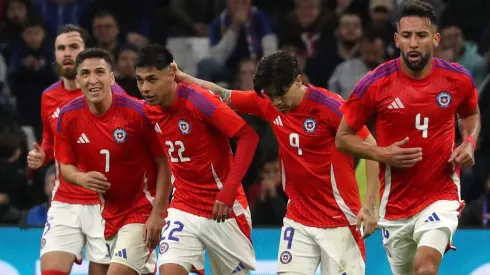 Darío Osorio es felicitado por su gol a Francia.