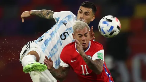 Leandro Paredes y Eduardo Vargas pelean por el balón en el último enfrentamiento de Argentina vs Chile.
