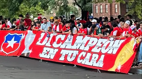 ¿Termo o mufa? El lienzo de los hinchas de la Roja