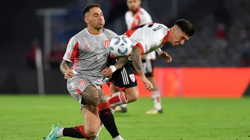 Javier Correa en acción ante River Plate.