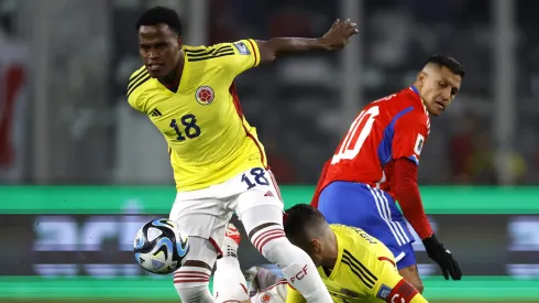 Jhon Arias de Colombia, rival que sufrió cantos racistas que motivaron un castigo a la Roja.