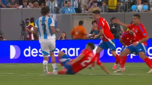 Rodrigo de Paul trancó con Gabriel Suazo en un intento de remate y le dio un fuerte golpe.