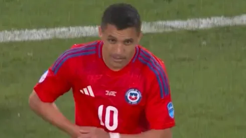 La cara de Alexis Sánchez al saber que salía del partido.