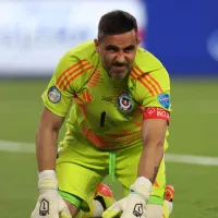 Claudio Bravo le da un palo a Matonte y revela preocupante estado de su rodilla tras derrota de Chile ante Argentina