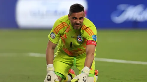 Claudio Bravo ante Argentina. Fue figura.