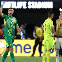 El Dibu Martínez le hace un sándwich de milanesa a Claudio Bravo: \'No sé cómo se mantiene a los 41 a ese nivel\'