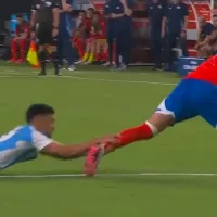 Jugador de Argentina celebra el arbitraje a su favor ante Chile en Copa América