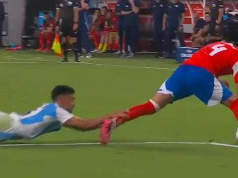 Jugador de Argentina celebra arbitraje a favor ante Chile