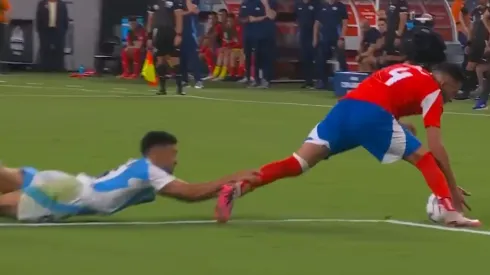 Nicolás González le hizo una increíble falta a Mauricio Isla y ni una amarilla se llevó.