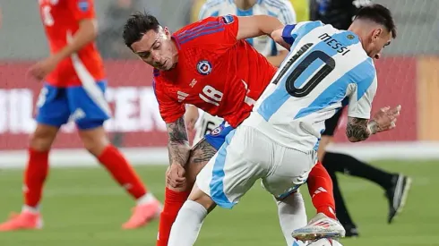 Echeverría le gana una pelota a Messi.