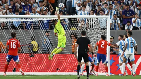 Bravo tuvo un gran cometido ante Argentina.
